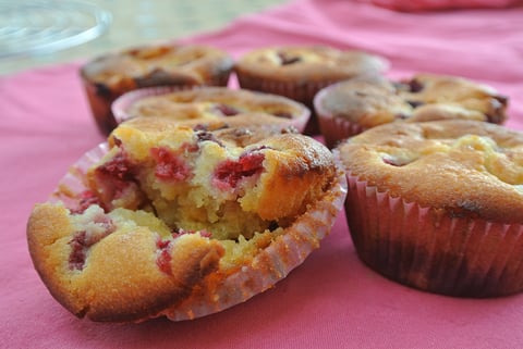 Muffins aux Framboises, aux Pistaches et au Chocolat Blanc
