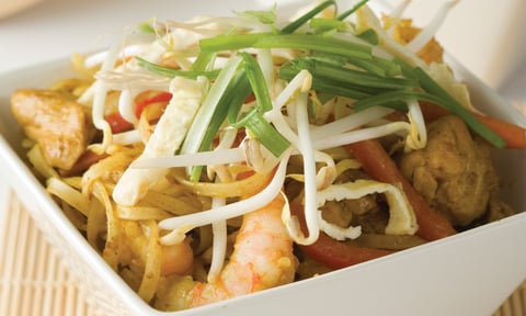 NOUILLES SAUTÉES À LA THAÏLANDAISE, AU CARI DE POULET ET DE CREVETTES