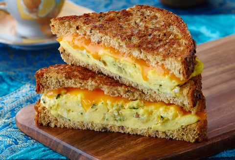 Œuf et Sandwich au Fromage Fondant
