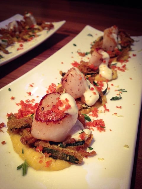 Pétoncles Poêlées sur Purée de Maïs, Zucchini Frit et Chorizo
