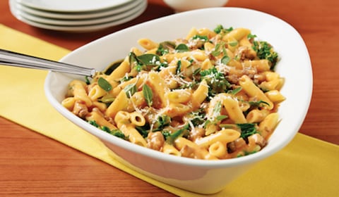 PENNE AUX SAUCISSES ITALIENNES ÉPICÉES ET AUX RAPINIS À L’AIL EN SAUCE ROSÉE