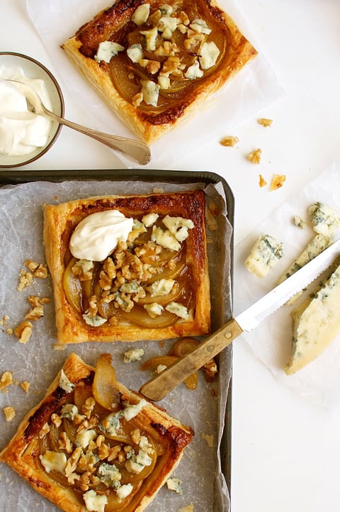 POIRES CARAMÉLISÉES ET FROMAGE BLEU (GORGONZOLA) TARTS