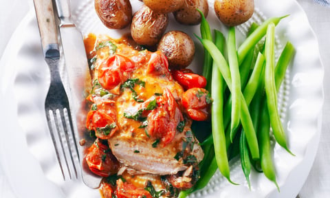 POULET AU BEURRE D’ANCHOIS ET TOMATES AU BASILIC