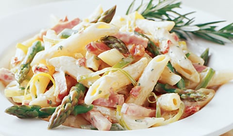 Penne aux Poireaux, au Jambon Fumé et aux Asperges
