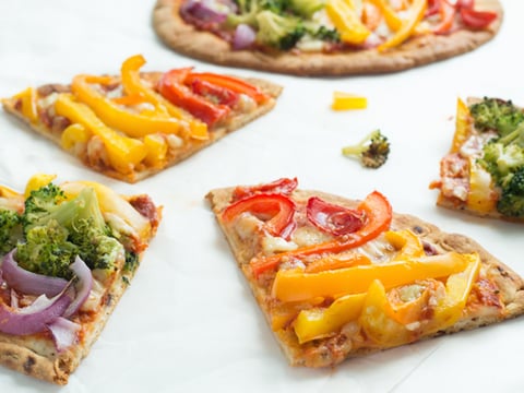 Pizza Arc-en-ciel aux Légumes sur Pain Plat
