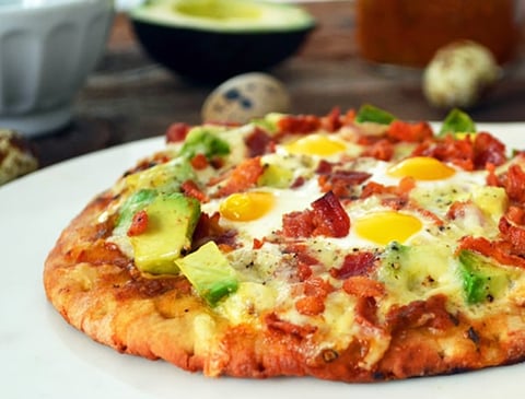 Pizza Déjeuner aux Oeufs de Caille, Avocat et Bacon