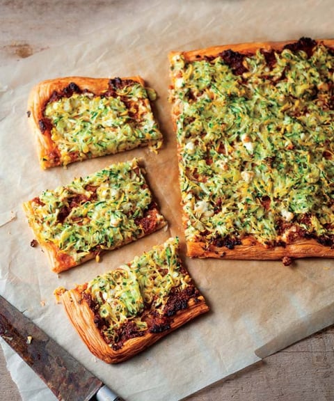 Pizza Feuilletée au Pesto de Tomates Séchées, Courgettes et Féta de Marilou