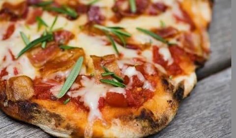 Pizza au Bacon et au Romarin Cuite sur le Gril