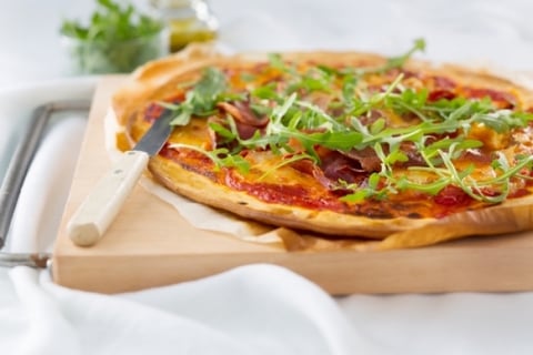 Pizza au Jambon Fumé et à la Roquette
