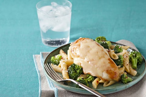 Plat de Poulet à la Toscane et Pennes au Brocoli