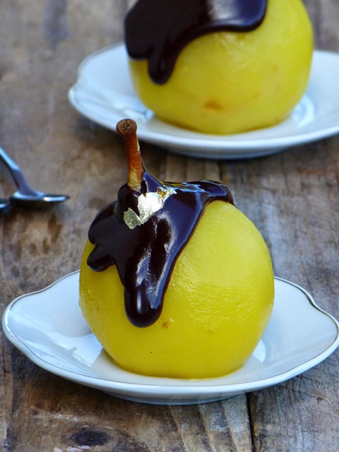 Poires Pochées au Safran et Sauce au Chocolat