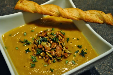 Potage à la Courge et à la Pomme, Garniture de Graines de Citrouilles Grillée au Paprika Fumé
