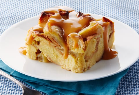 Pouding au Pain aux Pommes à la Mijoteuse et Sauce au Caramel Écossais