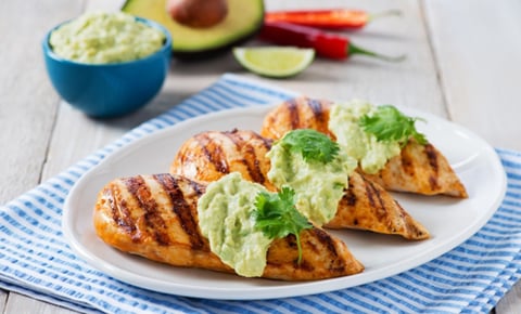 Poulet Grillé au Chili et à la Lime Garni de Sauce à L’avocat et au Yogourt