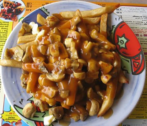 Poutine avec Sauce aux Champignons et Fromage