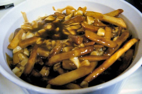 Poutine de Patates Douces, Sauce à la Mangue et Melon d'eau