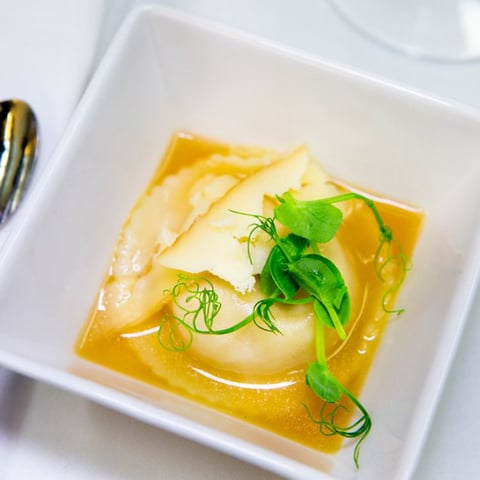 RAVIOLIS AU FROMAGE LA RÉCOMPENSE ET SA BIÈRE APHRODISIAQUE, BOUILLON DE VOLAILLE