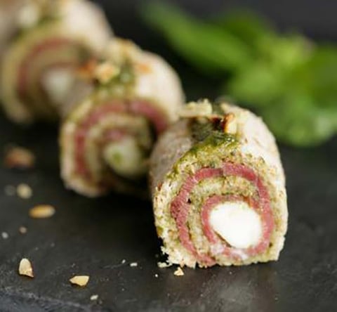 Roulé de Pesto, Mozzarella, Magret de Canard Fumé et Pignons de Pin