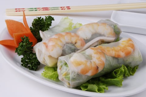 Rouleaux de Printemps aux Crevettes, Sauce Piquante aux Amandes