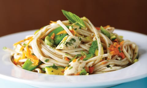 SALADE AU POULET ET AUX NOUILLES UDON AVEC MENTHE FRAÎCHE