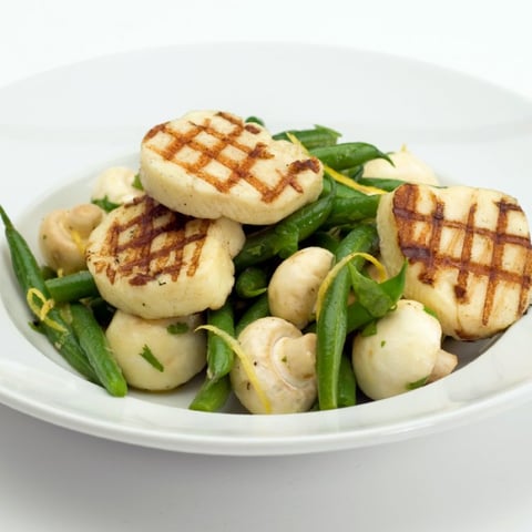 SALADE DE CHAMPIGNONS, HARICOTS ET HALOUMI
