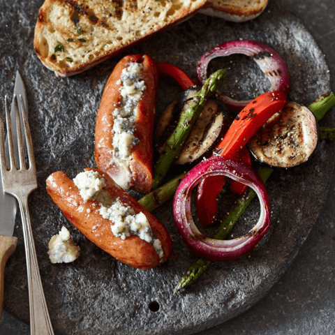 SAUCISSES GRILLÉES FARCIES AU RÉBELLION 1837 SUR SALADE DE LÉGUMES GRILLÉS