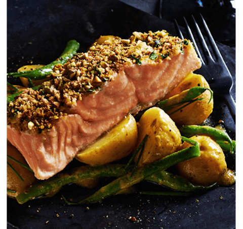 SAUMON EN CROÛTE DE PISTACHE AVEC SALADE DE POMMES DE TERRE AUX FINES HERBES