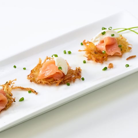 SAUMON FUMÉ SUR LATKES AU MONT ST-BENOÎT