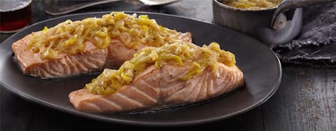 SAUMON GRILLÉ GLACÉ AUX POMMES ET AUX POIREAUX
