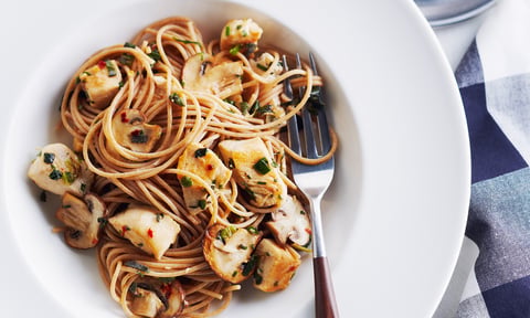 Spaghetti au Poulet aux Herbes et aux Champignons