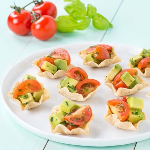 Salade aux Tomates Raisins Fraîches et à L'avocat en Coupes