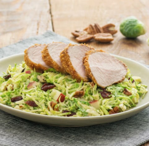Salade de Choux de Bruxelles Râpés et Filet de Porc César aux Chipotles
