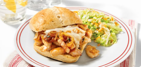 Sandwich BBQ aux Poitrines de Poulet Tranchées, Assaisonnées et Rôties au Four