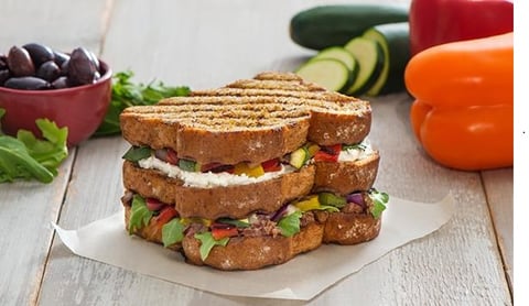 Sandwich aux Légumes Grillés à Trois Étages