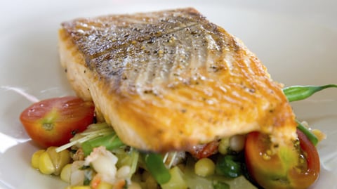 Saumon Grillé avec Salsa Tomate-citron