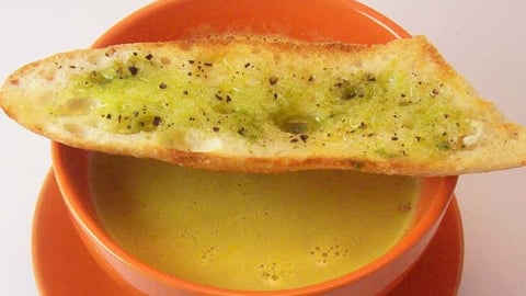 Soupe Froide de Mangue et Croutons Pesto