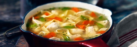 Soupe au Poulet et Nouilles avec Fines Herbes et Citron