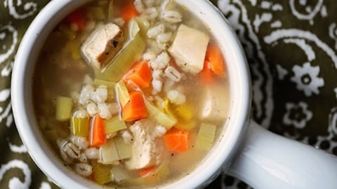 Soupe-repas au poulet et à l’orge, excellente source de fibres