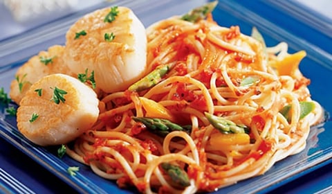 Spaghettinis aux Pétoncles avec Sauce Pesto aux Tomates