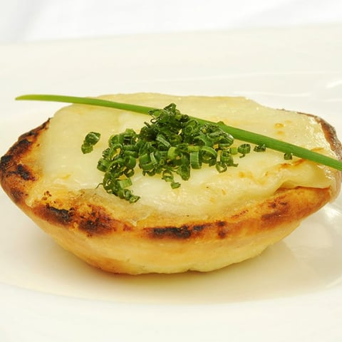 TARTELETTES À L'EMPEREUR, À LA CRÈME D'OIGNONS ET À LA PURÉE DE DATTES