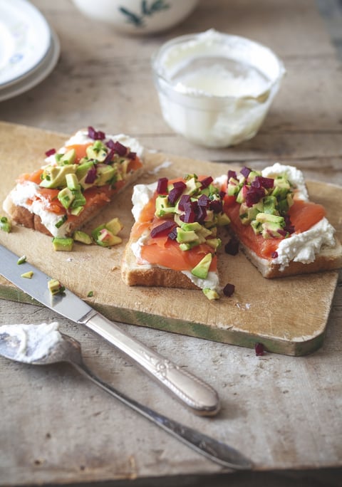 TOASTS DE SAUMON FUMÉ, AVOCAT, BETTERAVES & CRÈME FOUETTÉE
