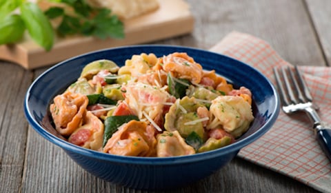 TORTELLINIS TRICOLORES AUX ÉPINARDS ET AUX TOMATES