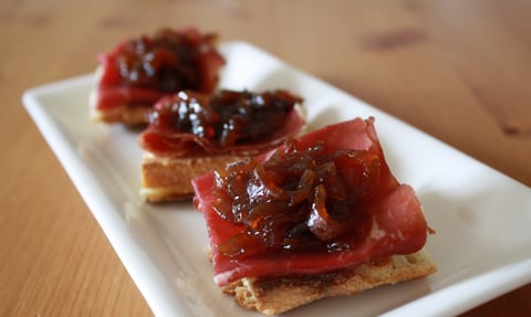 Toasts Viande des Grisons & Confit d'oignon