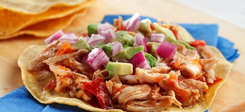 Tostadas de Poulet en Filaments avec Salsa Piquante