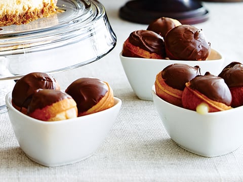 Trous de Beignes Fourrés et Garnis de Chocolat