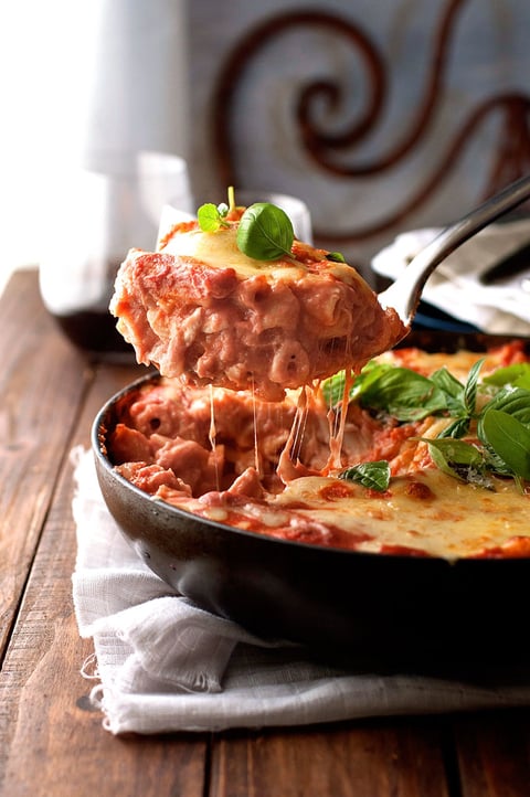UN POT TOMATE CRÉMEUSE DE PÂTES AU POULET AU FOUR