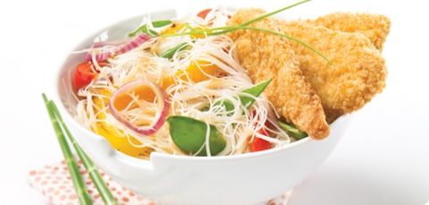VERMICELLE DE RIZ À LA THAÏ ET LANIÈRES DE POITRINE POULET PANÉES CROUSTILLANTES SANS GLUTEN