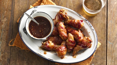 Ailes de Poulet Enroulées au Bacon avec sauce Bourbon Barbecue