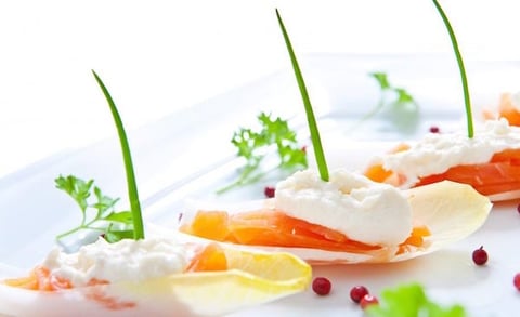 AMUSE-BOUCHES AU SAUMON SUR LIT D'ENDIVES