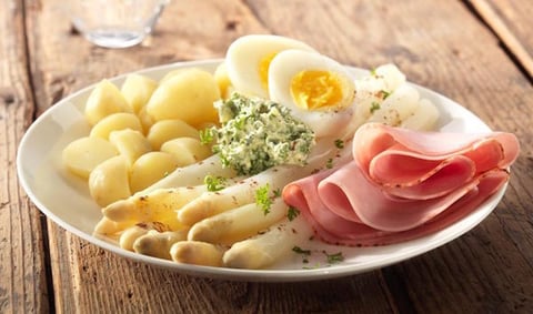 Asperges Classique au Jambon et Crème Persillée